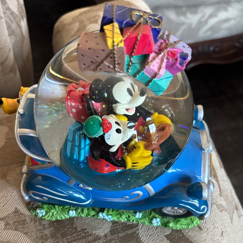 Minnie’s Yoo-hoo. Disney Mickey Mouse Snow Globe with Music.
